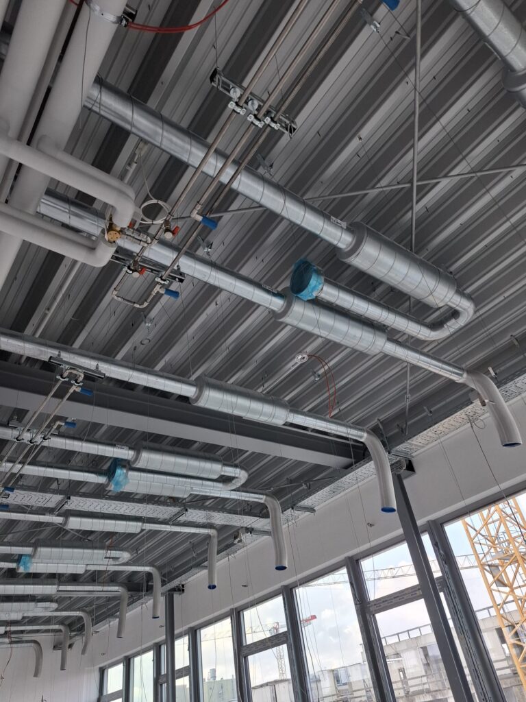 Installationsarbeiten unter der Decke der aufgestockten Büroetage in Köln